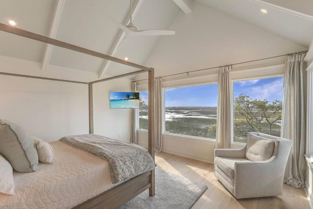 Holiday home Marsh Island 9 - Sunset On The Island! Renovated Home! *