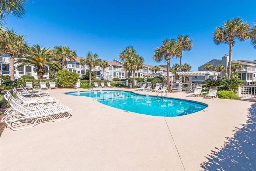 Apartment Club 30 - Coastal Oceanfront! Pool! Walkout! Isle of Palms