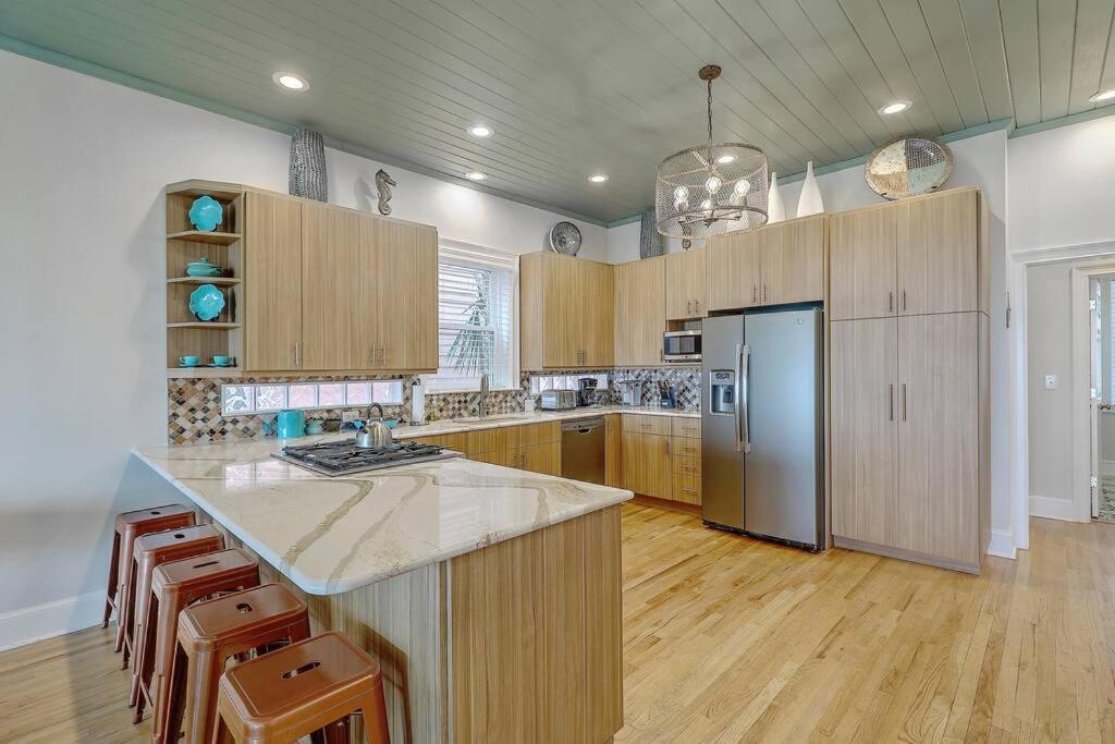 Grand Pavilion 15 - Oceanfront Home! Pool Pass * Isle of Palms