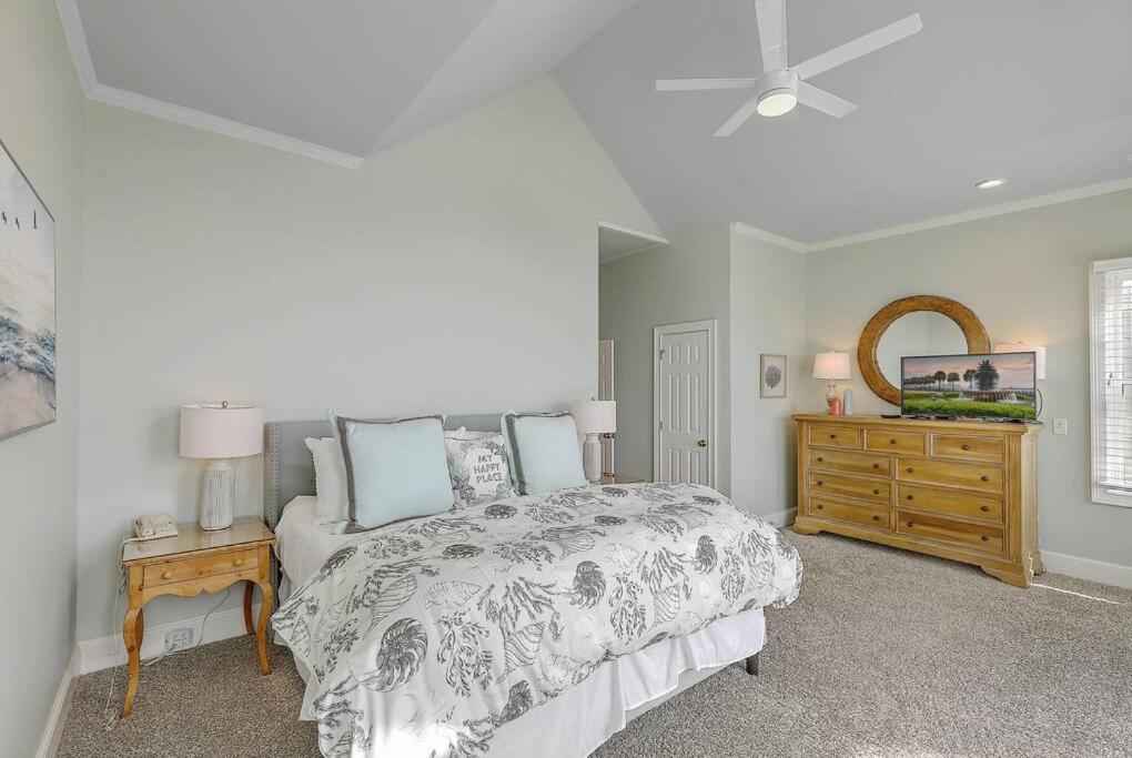 Grand Pavilion 15 - Oceanfront Home! Pool Pass Holiday home