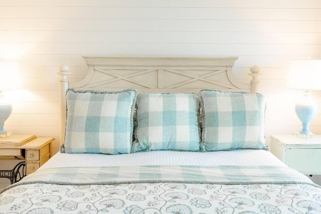 Apartment Club 32 - Newly Renovated! Direct Oceanfront