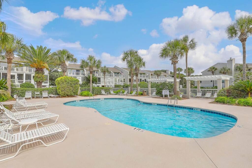 Apartment Club 27 - Oceanview Walkout By And Pool Isle of Palms