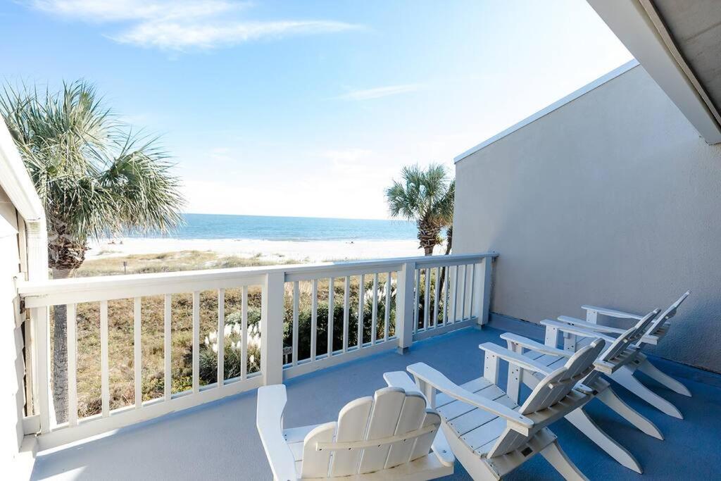 Club 32 - Newly Renovated! Direct Oceanfront Apartment Isle of Palms