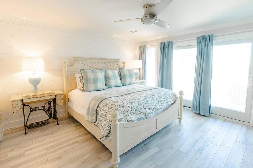 Club 32 - Newly Renovated! Direct Oceanfront Apartment