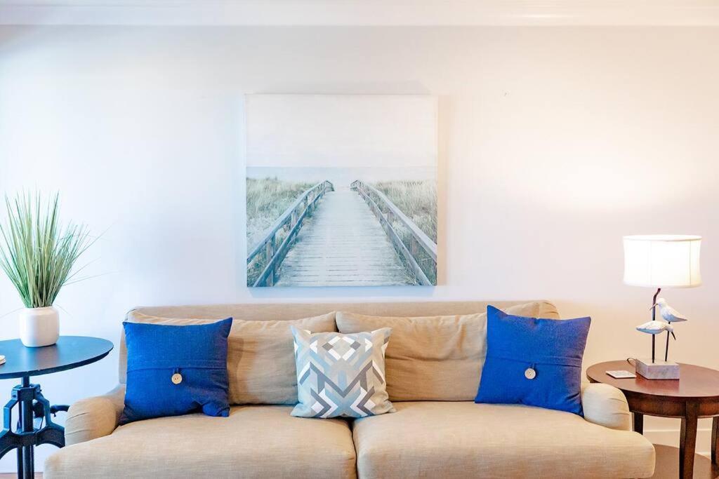 Apartment Club 32 - Newly Renovated! Direct Oceanfront Isle of Palms