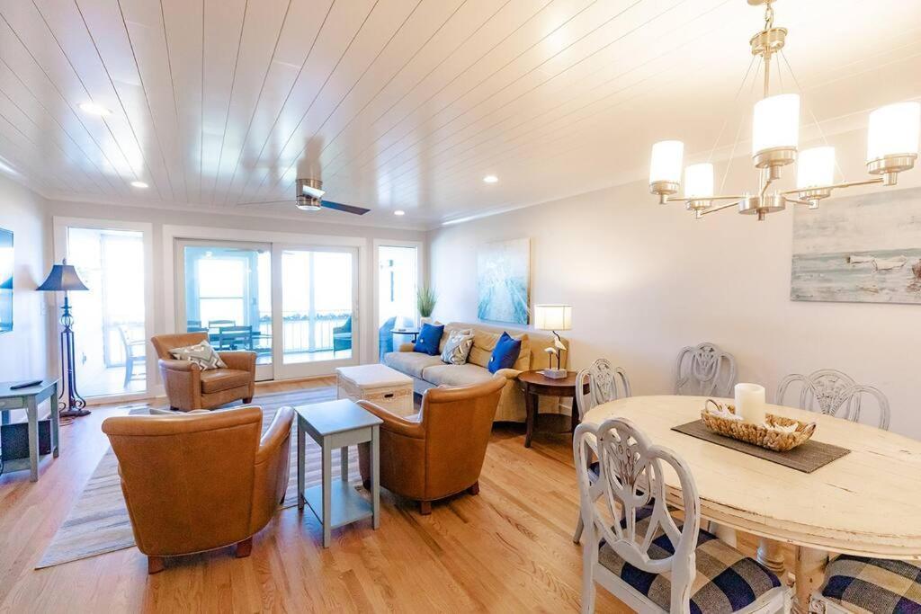 Club 32 - Newly Renovated! Direct Oceanfront Isle of Palms