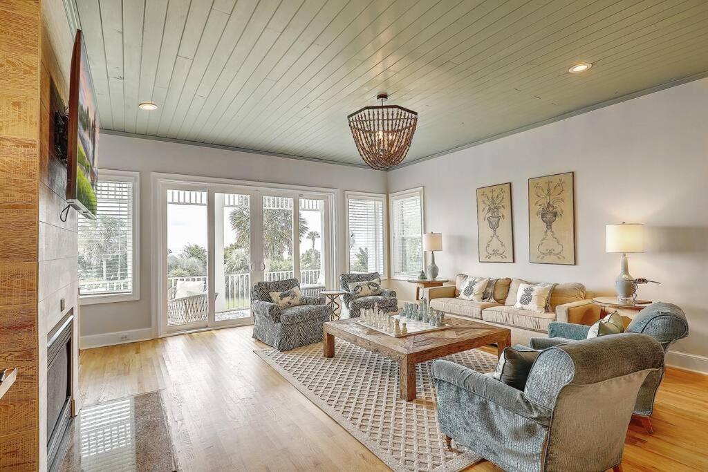 Grand Pavilion 15 - Oceanfront Home! Pool Pass *