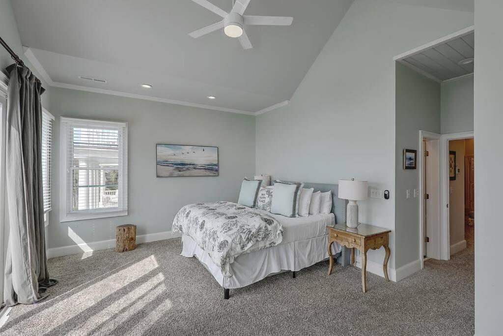 Grand Pavilion 15 - Oceanfront Home! Pool Pass Holiday home Isle of Palms