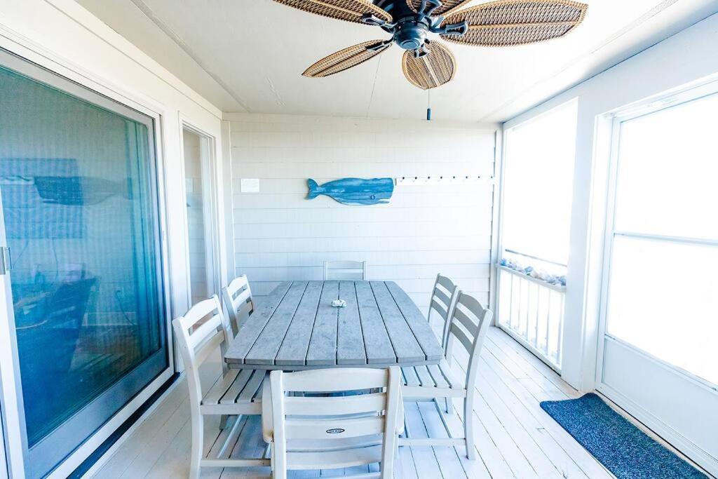 Club 32 - Newly Renovated! Direct Oceanfront Apartment *