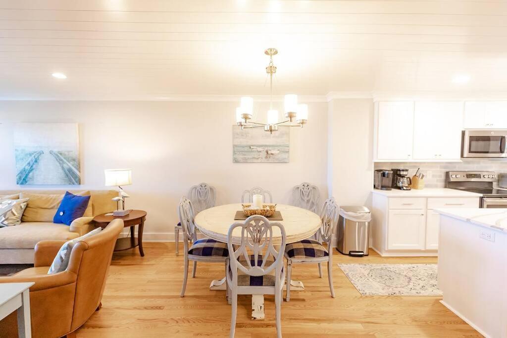 Club 32 - Newly Renovated! Direct Oceanfront Apartment
