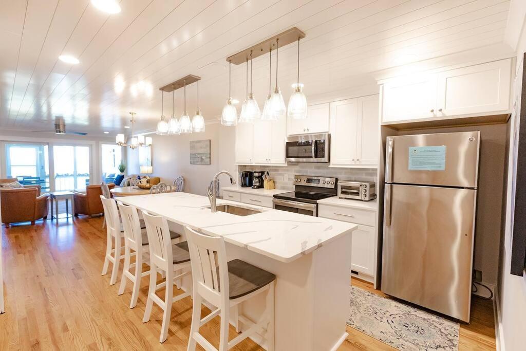 Apartment Club 32 - Newly Renovated! Direct Oceanfront