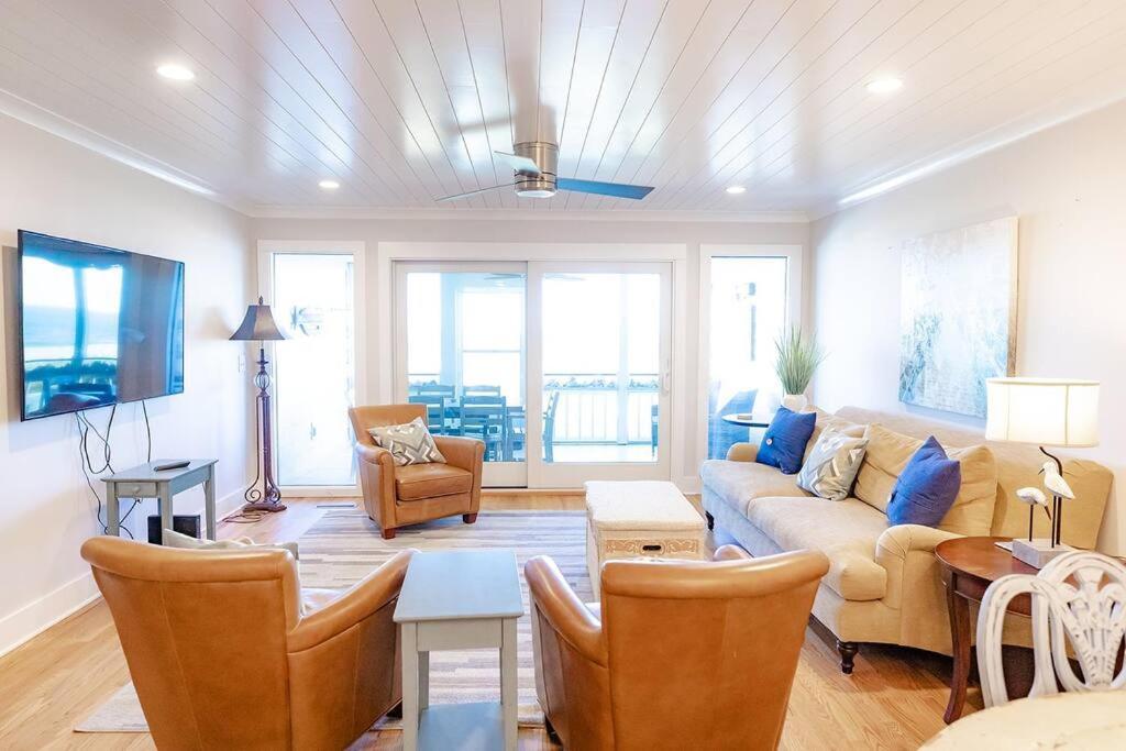 Club 32 - Newly Renovated! Direct Oceanfront