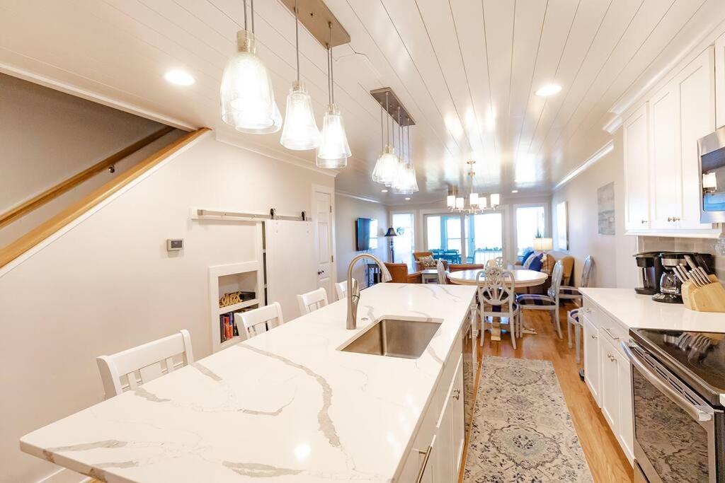 Club 32 - Newly Renovated! Direct Oceanfront Apartment Isle of Palms