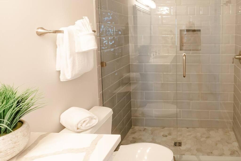 Club 32 - Newly Renovated! Direct Oceanfront Apartment *