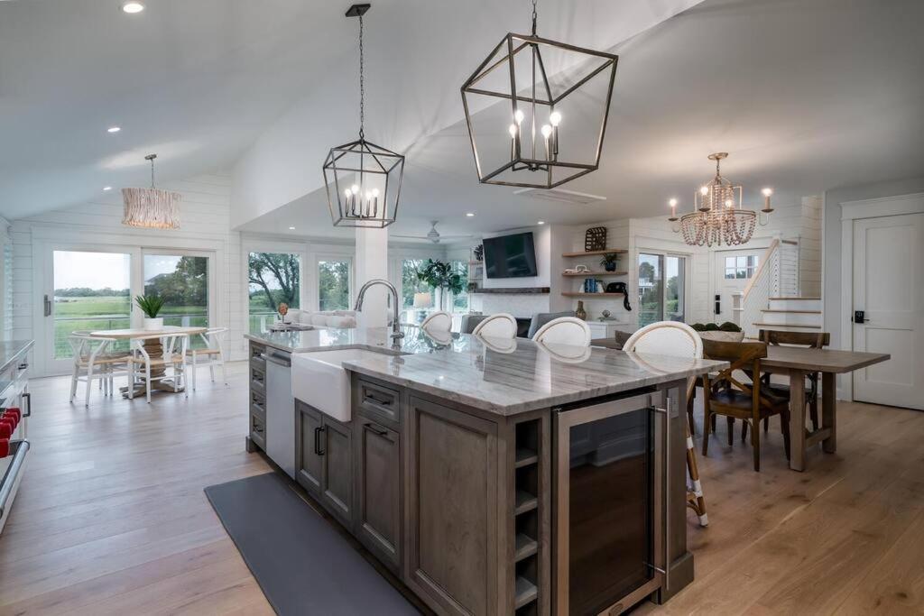 Marsh Island 9 - Sunset On The Island! Renovated Home! Holiday home Isle of Palms