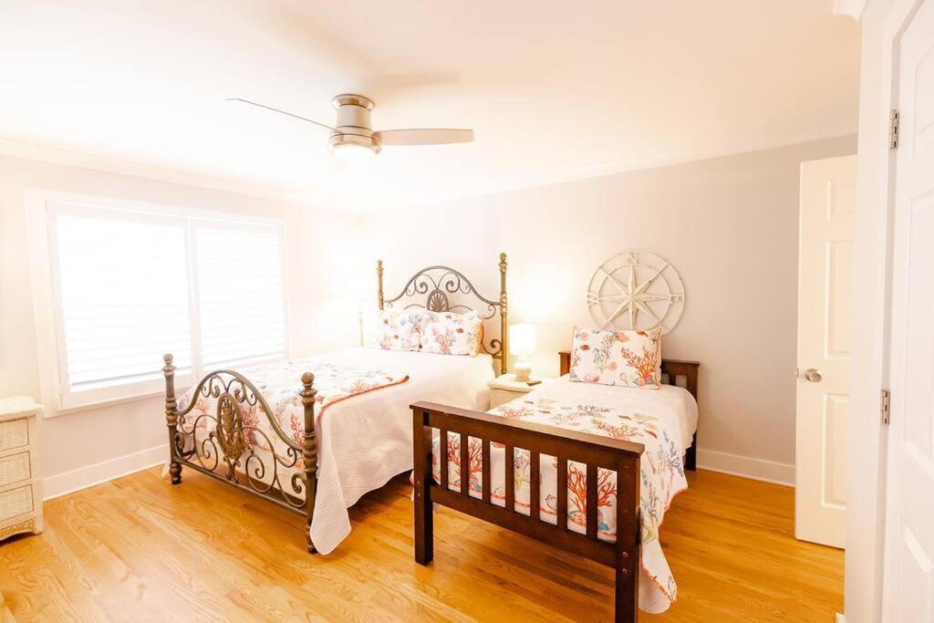 Club 32 - Newly Renovated! Direct Oceanfront Apartment