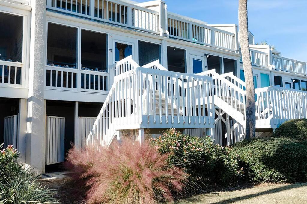 Club 32 - Newly Renovated! Direct Oceanfront Apartment *