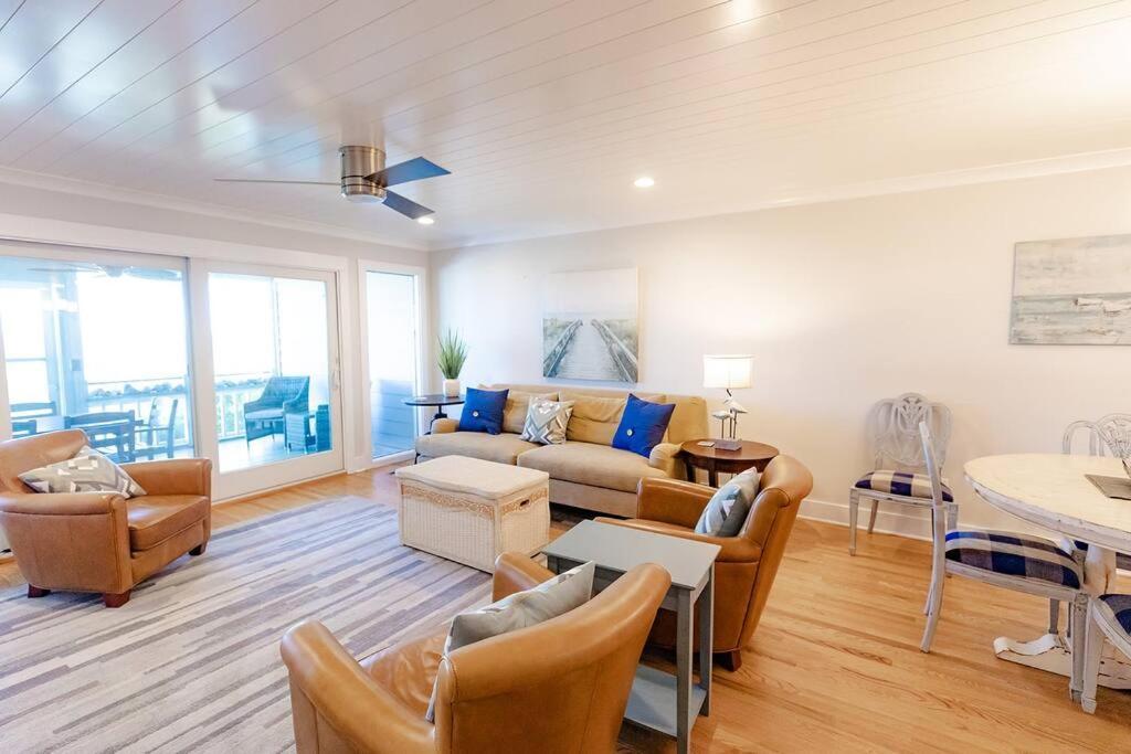 Apartment Club 32 - Newly Renovated! Direct Oceanfront Isle of Palms