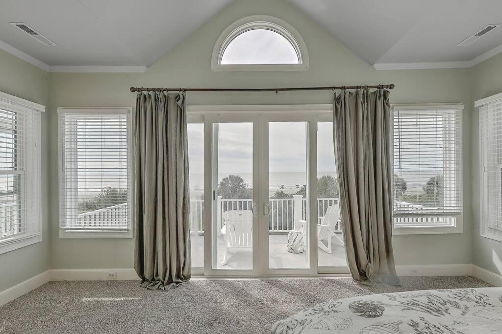 Grand Pavilion 15 - Oceanfront Home! Pool Pass