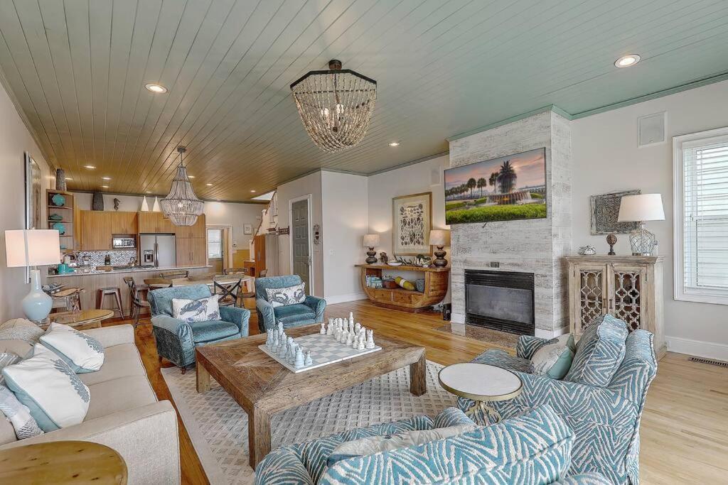 Grand Pavilion 15 - Oceanfront Home! Pool Pass Isle of Palms