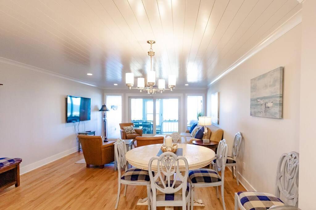 Apartment Club 32 - Newly Renovated! Direct Oceanfront Isle of Palms