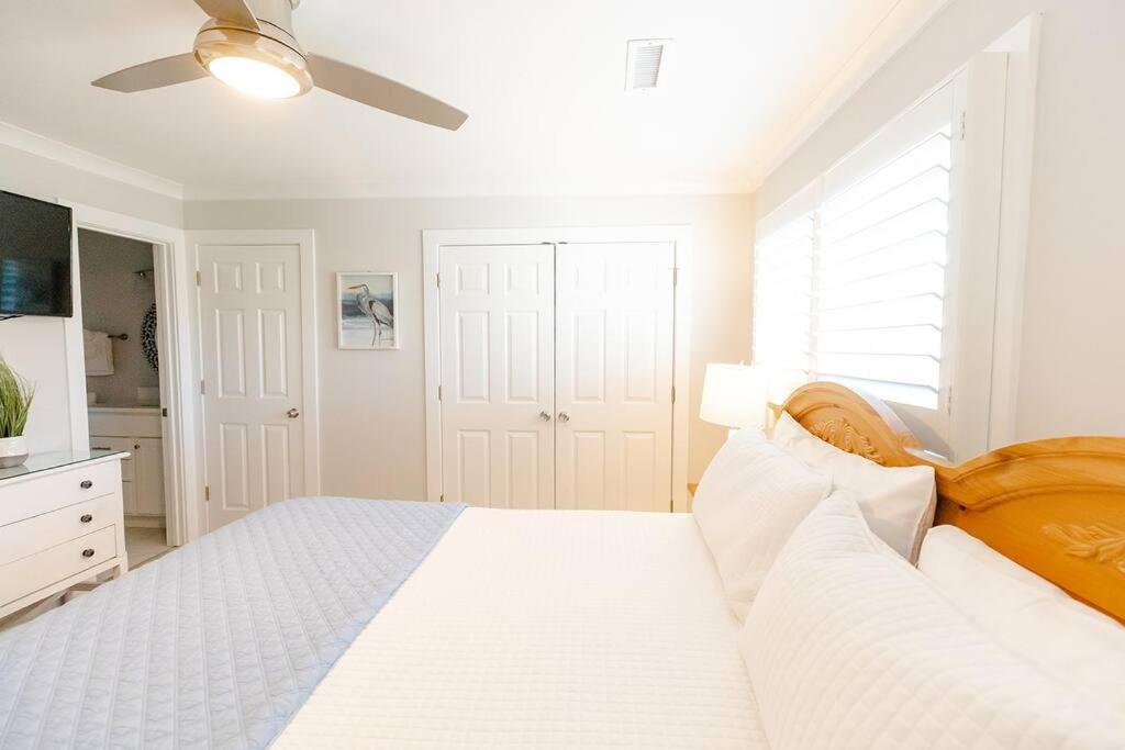 Club 32 - Newly Renovated! Direct Oceanfront Apartment *