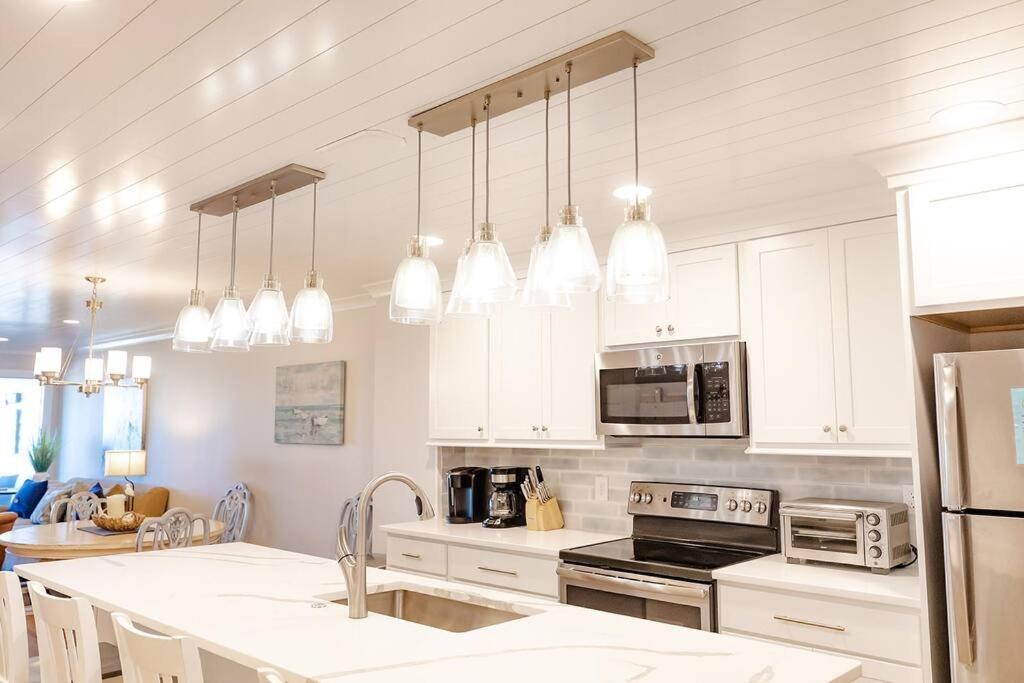 Club 32 - Newly Renovated! Direct Oceanfront Apartment Isle of Palms