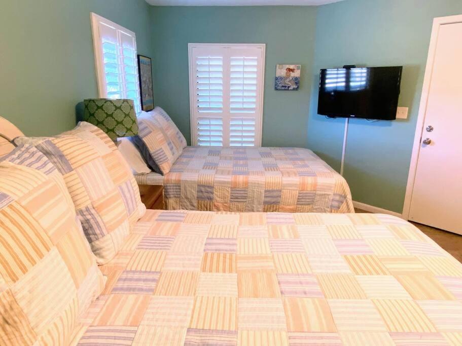 Apartment Summer House 109 - And Pool Walkout - 30 Seconds To