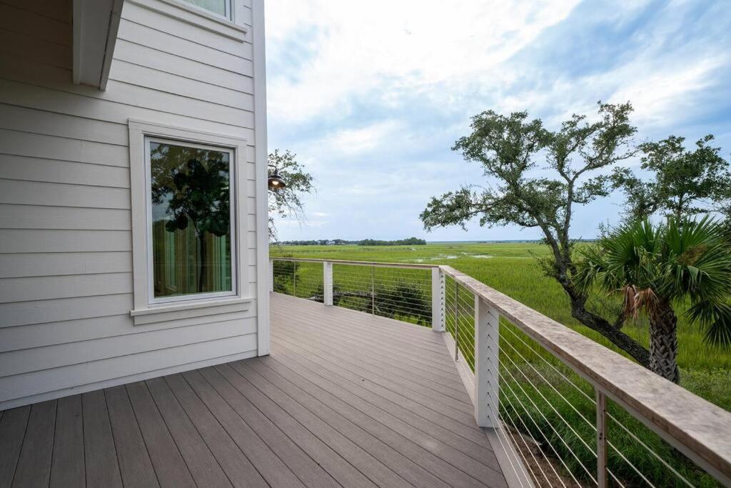 Holiday home Marsh Island 9 - Sunset On The Island! Renovated Home!