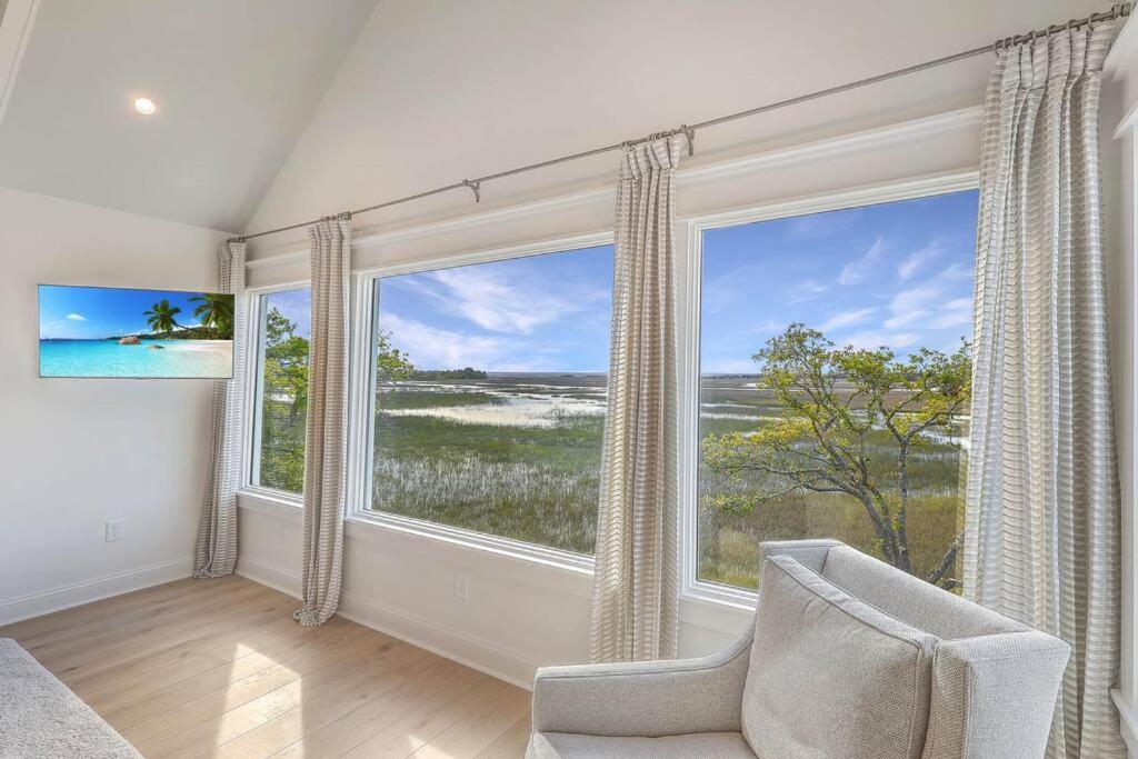 Holiday home Marsh Island 9 - Sunset On The Island! Renovated Home!