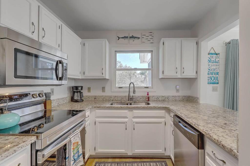 Pelican Bay 13 - Cozy Beachside Retreat! - Access! Holiday home *