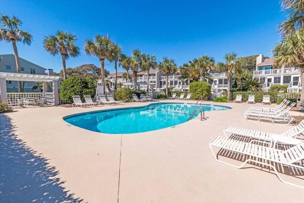 Apartment Club 30 - Coastal Oceanfront! Pool! Walkout!