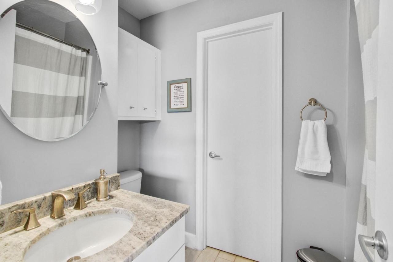 Palm Boulevard 2403 - Upstairs