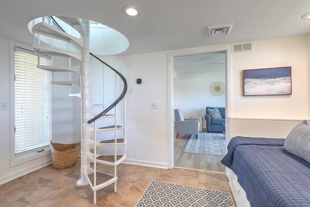 Port O' Call E302 - Floor Ocean View Condo!