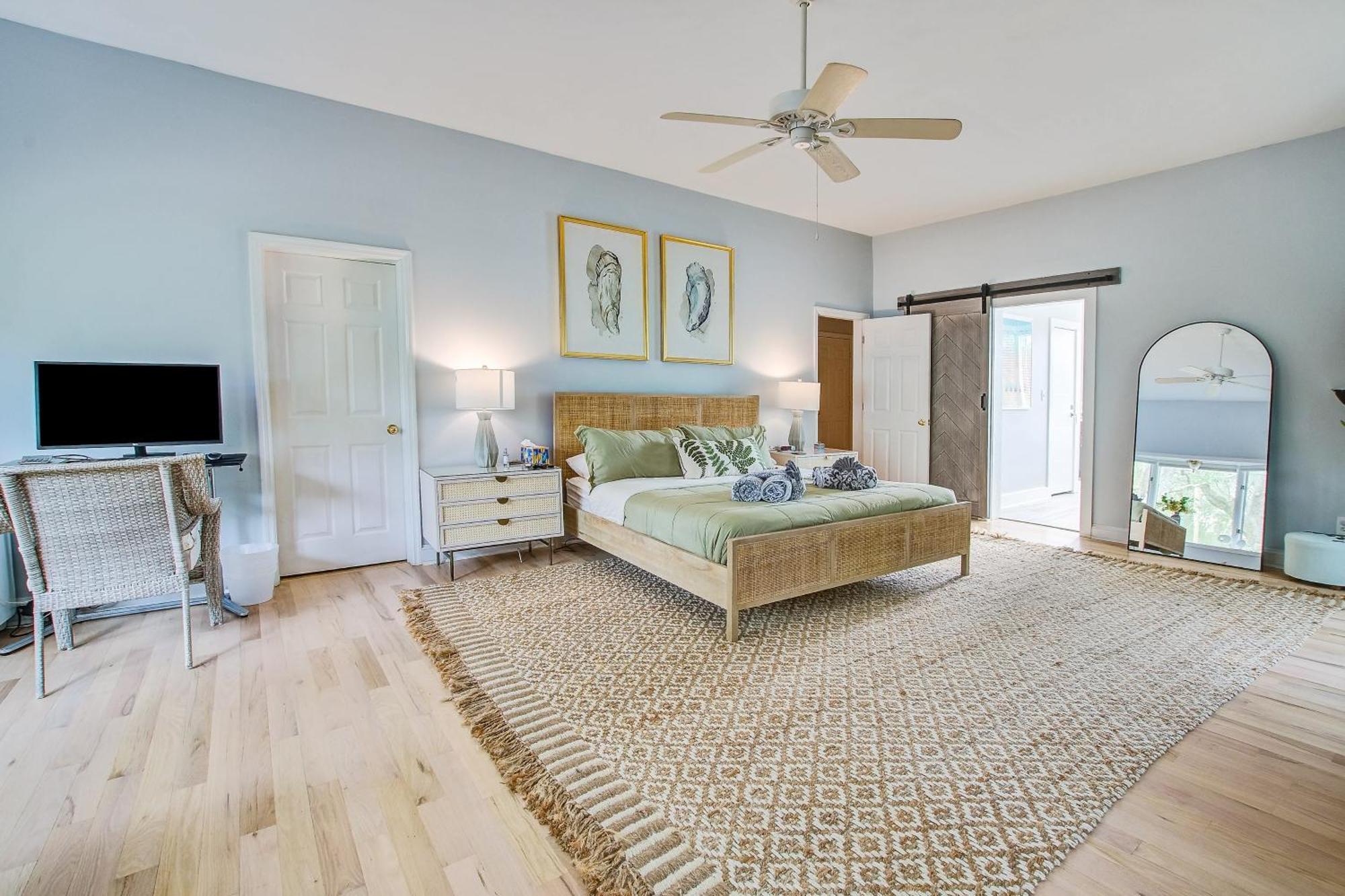 5 Edgewater Aly *
