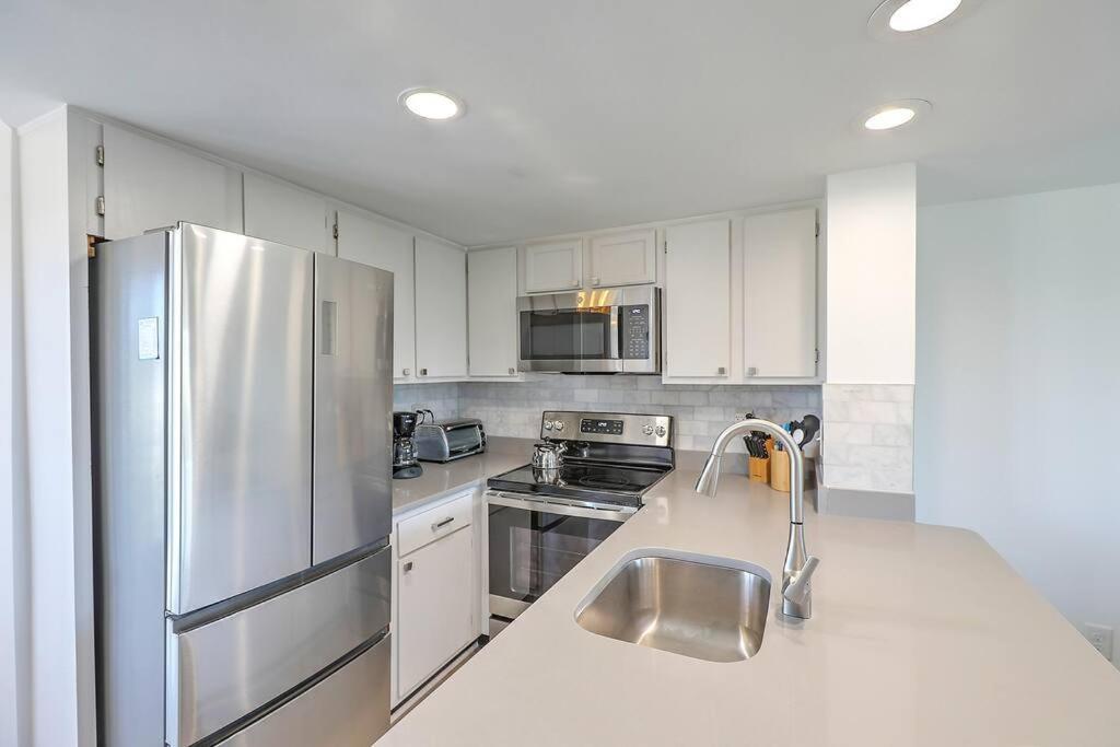 Apartment Port O' Call E302 - Floor Ocean View Condo!