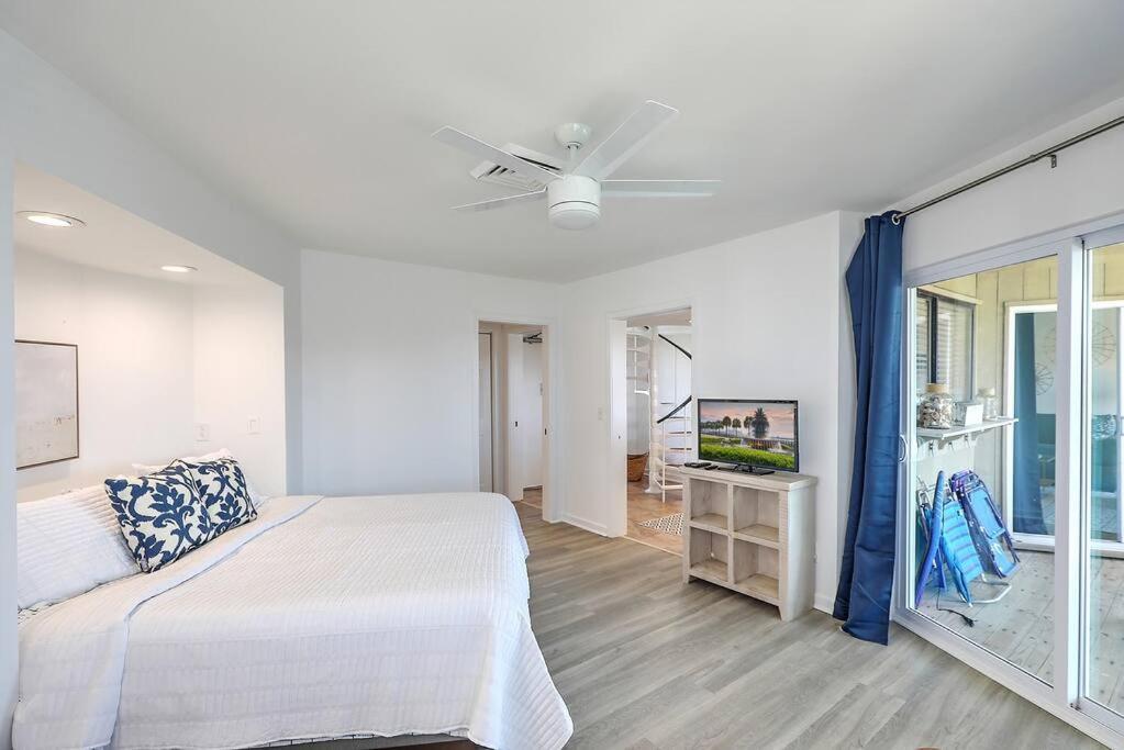 Port O' Call E302 - Floor Ocean View Condo!