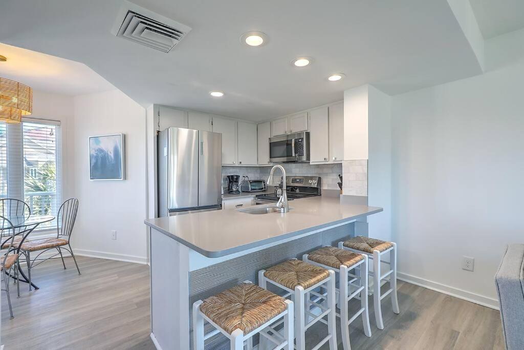 Apartment Port O' Call E302 - Floor Ocean View Condo! Isle of Palms