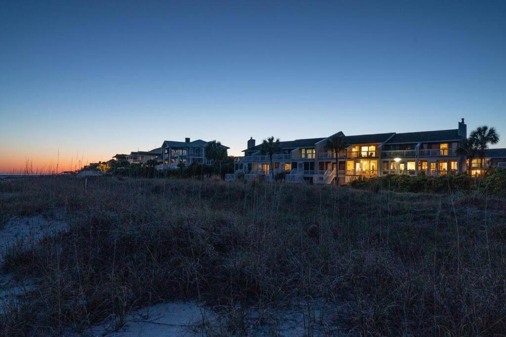 Club 31 - Luxurious Oceanfront - Walkout Apartment