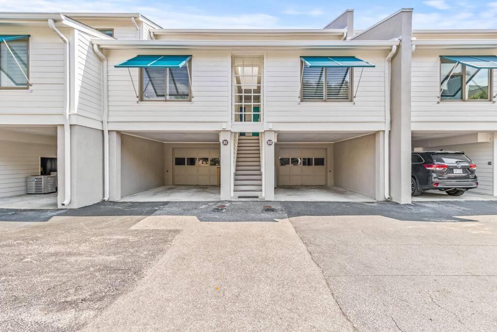 Club 31 - Luxurious Oceanfront - Walkout Apartment
