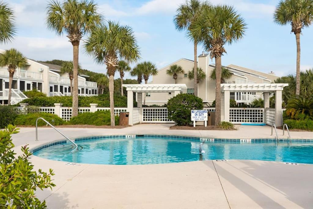 Club 31 - Luxurious Oceanfront - Walkout Apartment