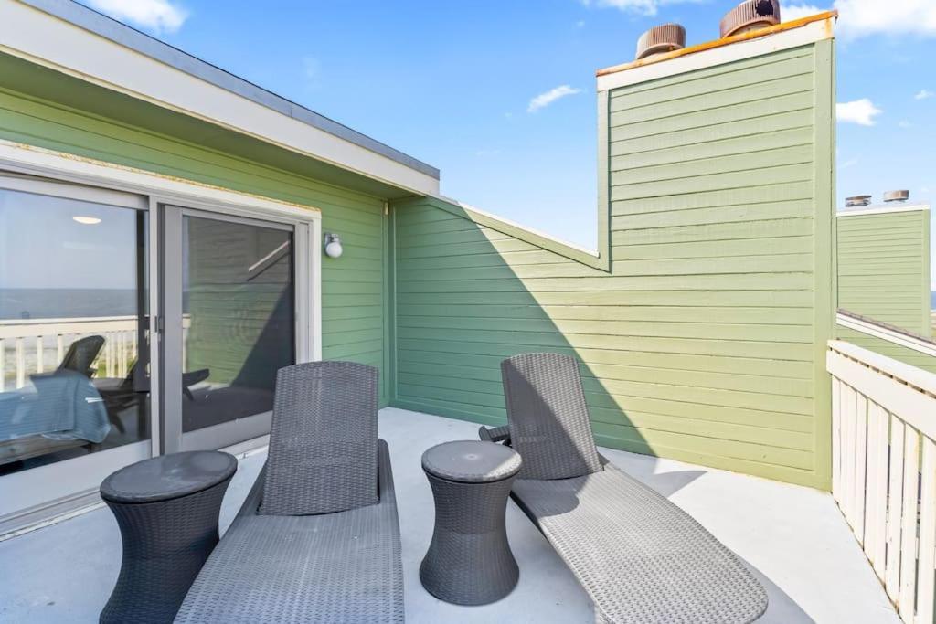 Mariner's Walk 12e - Modern Oceanfront Apartment Isle of Palms