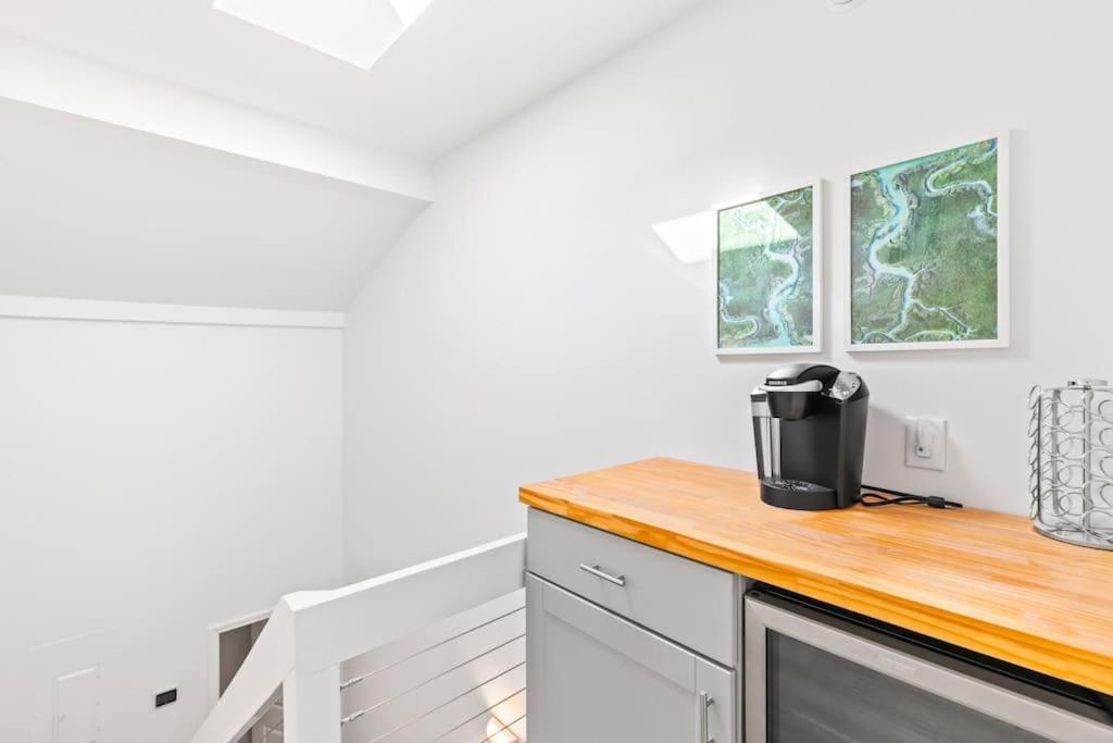 Mariner's Walk 12e - Modern Oceanfront Apartment Isle of Palms