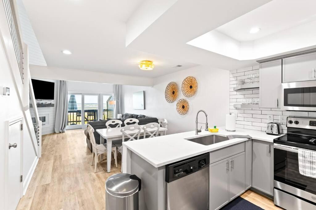 Apartment Mariner's Walk 12e - Modern Oceanfront Isle of Palms