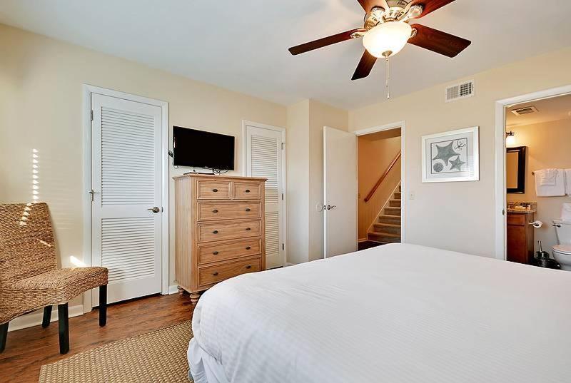 12d Mariners Walk