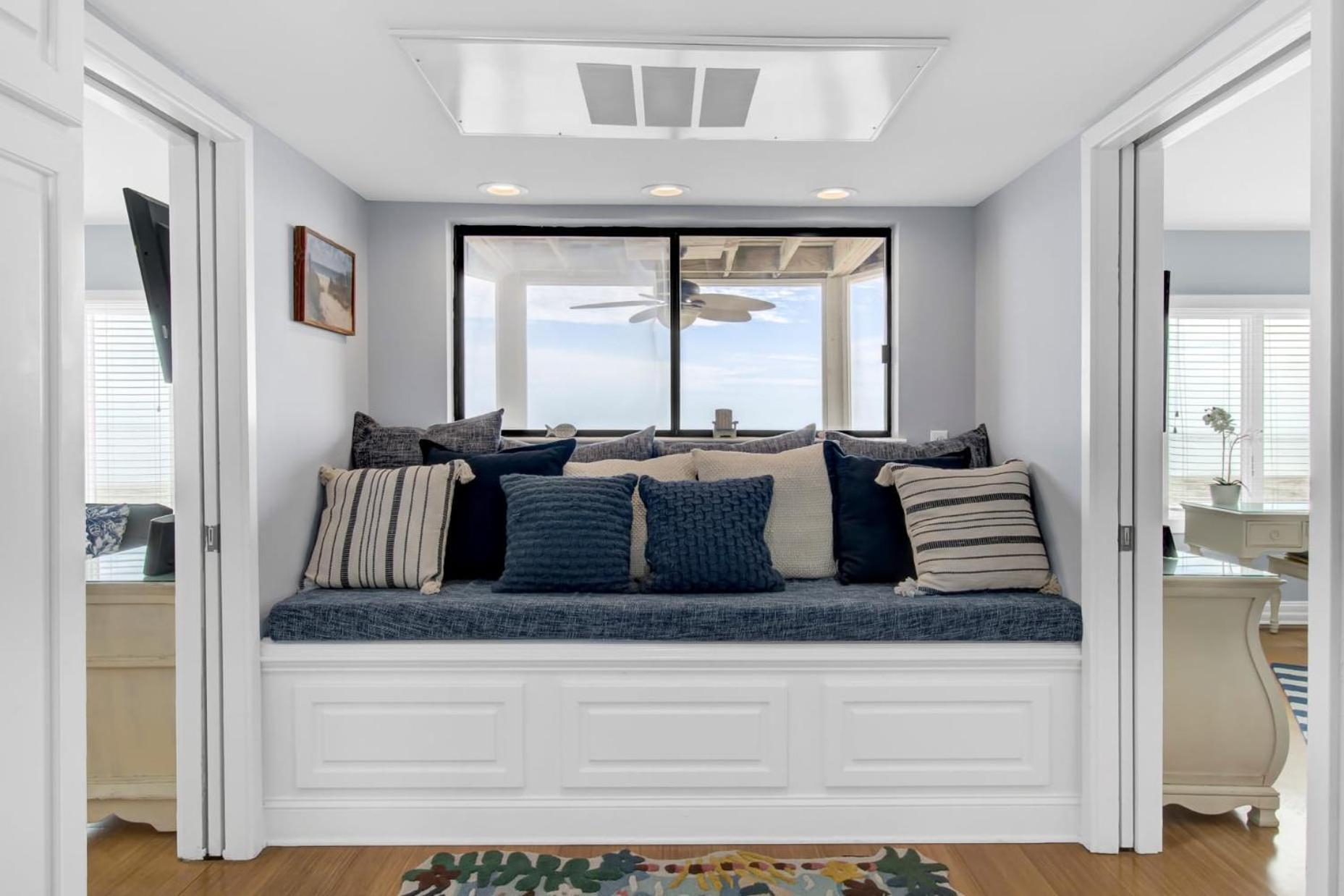Apartment 204 B Port O Call By Avantstay Beachfront *