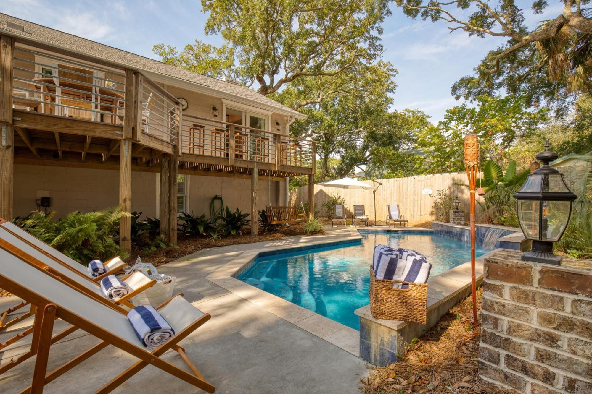 Palmetto By Avantstay Gorgeous Character W Pool Sun Pool Table * Isle of Palms