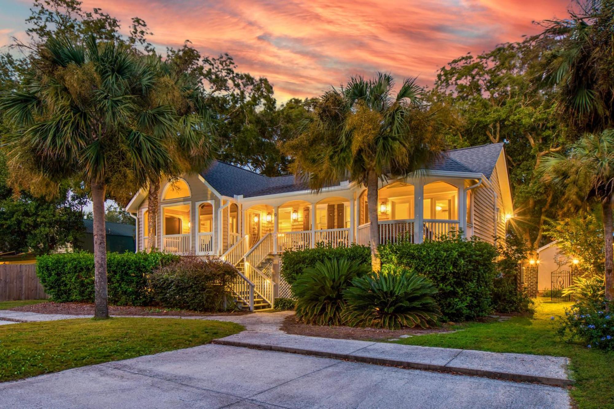 Holiday home Palmetto By Avantstay Gorgeous Character W Pool Sun Pool Table Isle of Palms