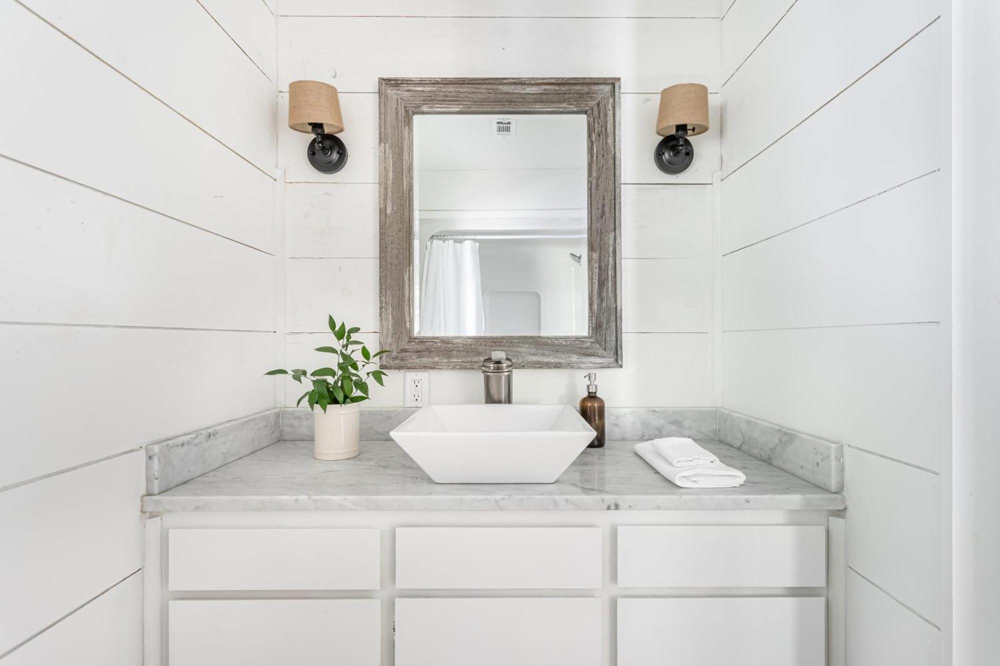 Cast Away By Avantstay Stunning Modern Near W Two Kitchens * Isle of Palms