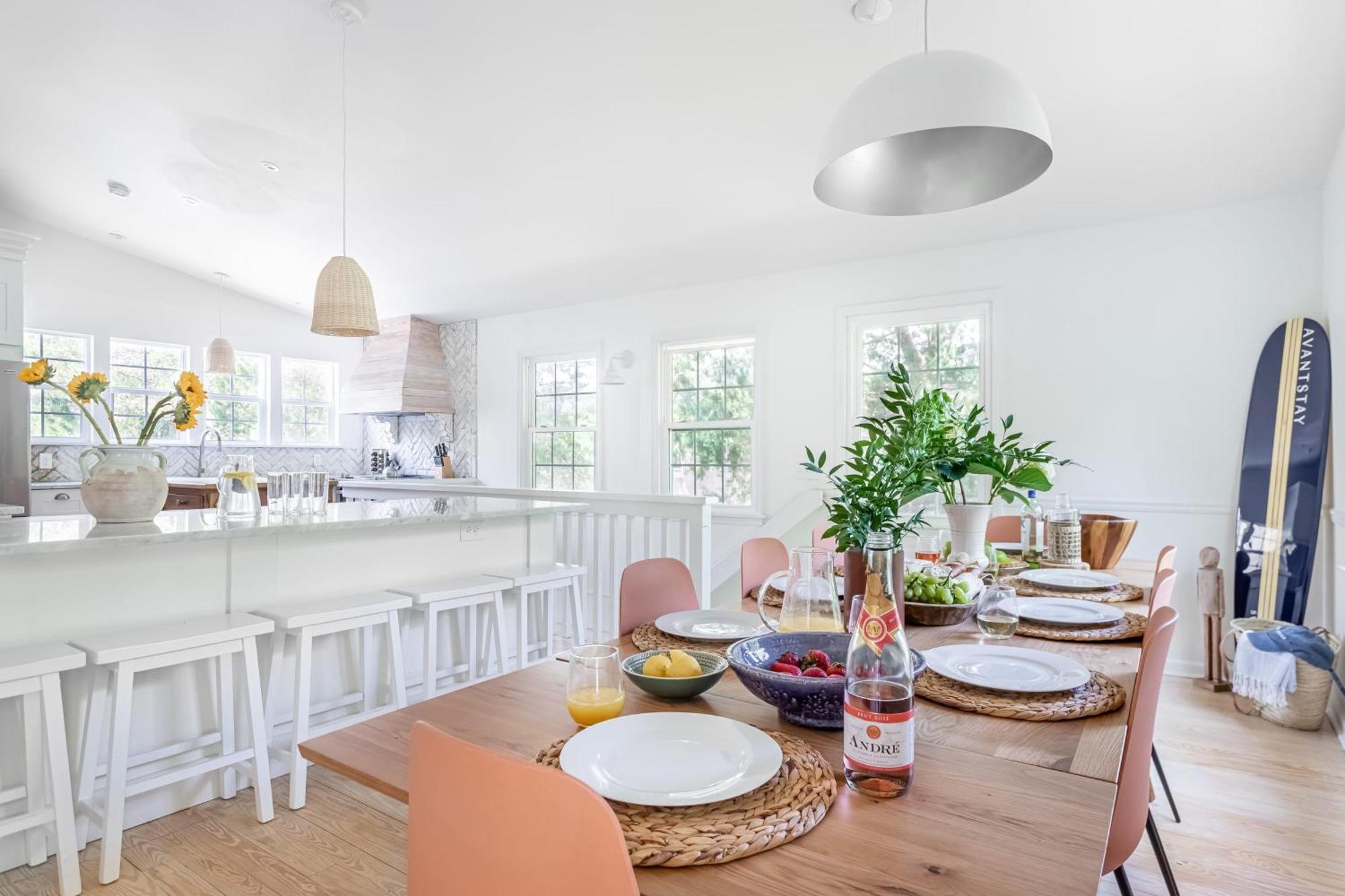 Holiday home Cast Away By Avantstay Stunning Modern Near W Two Kitchens